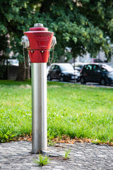 Fototapeta na wymiar Roter Hydrant in Linz als Wasserquelle für die Feuerwehr