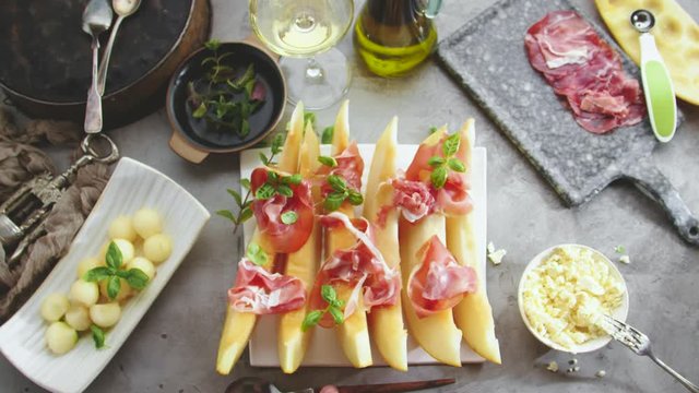 Melone mit Schinken (Zubereitung Video)