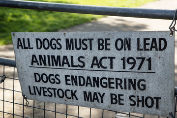 sign on gate post telling people to keep dog on a lead