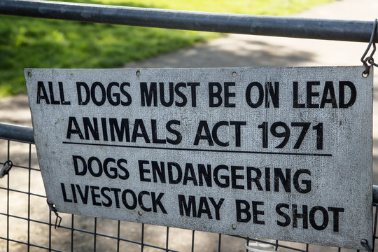 Sign On Gate Post Telling People To Keep Dog On A Lead