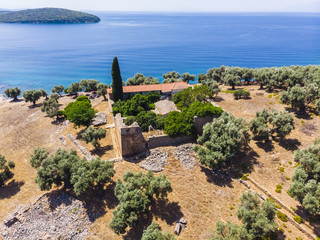 Blick von der Bucht von Milina auf die Insel Alatas mit den Kloster Holy Forty, Trikeri-Milina, Region Volos, Meerenge von Trikiri, Halbinsel Pilion, Pagaitischer Golf, Griechenland © David Brown