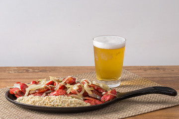 linguiça calabresa acebolada  servida na chapa com farofa