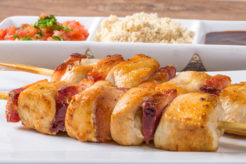 Espetinho de frango com farofa , molho e chopp