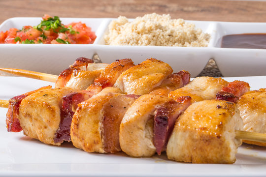 Espetinho de frango com farofa , molho e chopp