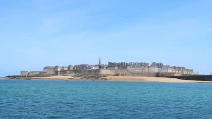 Fototapeta na wymiar Vue sur la ville de Saint-Malo depuis la mer, en Bretagne (France)