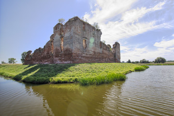 Besiekiery, ruiny gotyckiego zamku