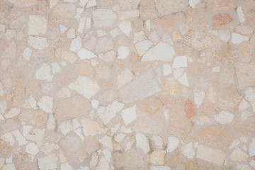 marmorierter Steinboden mit hellen Bruchstücken