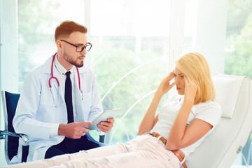 Obraz premium Doctor is consultants patient women in personality development. Thought-Based Therapy Personal changes, such as a fresh start. And self-care in mental health. Including PTSD and suicide prevention.