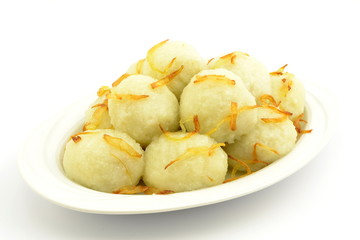 pyzy z mięsem i smażoną cebulą