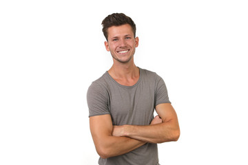 Attraktiver junger Mann mit verschränkten Armen lacht