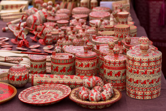 Various utensils with Mezenskaya painting are sold at the fair