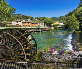 Water wheels on the River Sorgue in Fontaine de Vaucluse. Vaucluse, Provence, France, Europe - obrazy, fototapety, plakaty