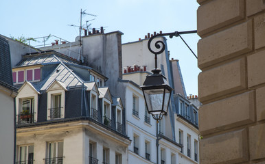 Fototapeta na wymiar lanterne et immeubles anciens à Paris
