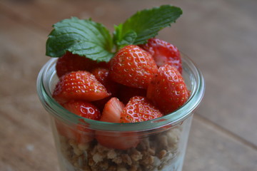 Joghurt mit Erdbeeren und Dinkelmüsli 