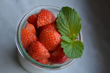 Joghurt mit Erdbeeren und Dinkelmüsli 