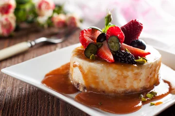 Photo sur Plexiglas Dessert Gâteau au fromage végétalien cru au caramel et aux fraises