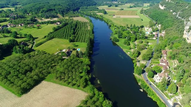 Village de la Roque-Gageac dans le P&eacute;rigord en France vue du ciel