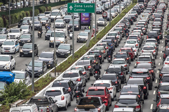 Sao Paulo, Brazil, December 08, 2017. Heavy traffic in the North South Corridor, at the 23 de Maio Avenue, south zone of Sao Paulo. This avenue connects the northern and southern areas of the city.
