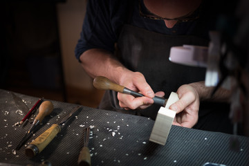 fabrication artisanale d'un violon par luthier dans un atelier de lutherie