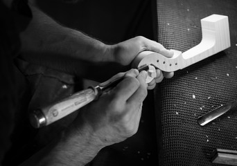 fabrication artisanale d'un violon par luthier dans un atelier de lutherie