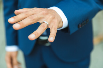 Ehering des Gatten bei Hochzeit