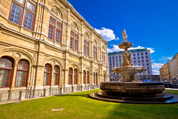Obraz premium Widok fontanny i architektury wiedeńskiej Opery Państwowej