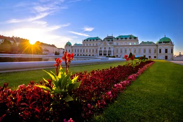 Gordijnen Belvedere-park in de zonsondergang in Wenen © xbrchx