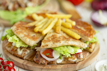 bacon, sandwich, burger, hamburger, cheeseburger, beef, lettuce, tomato, meat, bread, bun, meal, onion, grilled, fast food, dinner, snack, salad, delicious, breakfast, meal, plate, fried, toast, lunch