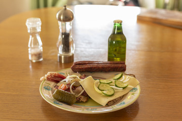 Vesperteller mit Bierflasche