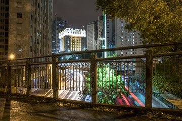 Fototapeta premium Sao Paulo, Brazil, May 18, 2017. Night view of the city center from the Piques footbridge, with emphasis on the Matarazzo Building, headquarters of the City Hall, in Sao Paulo,