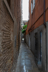 Fototapeta na wymiar Narrow street in Venice Italy 