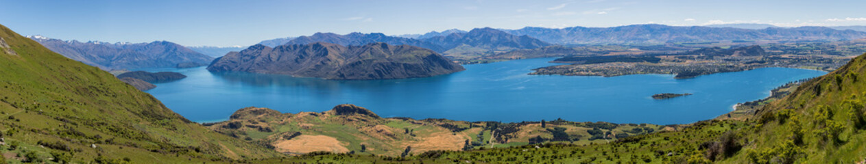 Obraz premium Panoramic view of Wanaka and the surrounding lake and mountain range, from the Roy's Peak track in New Zealand