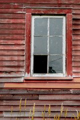 Fototapeta na wymiar Old red barn