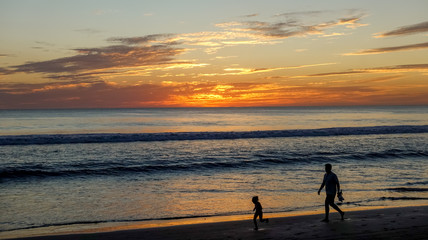 Fototapeta premium Silhouette of People at Beach