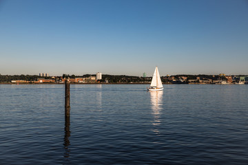Segelschiff im Hafen in der Kieler F&ouml;rde