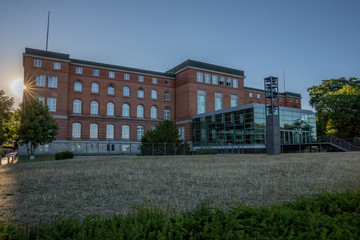 Der Landtag in Kiel an einem Sommerabend