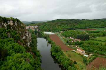 Fototapeta na wymiar Lot valley in Saint-Cirq-Lapopie in a cloudy day