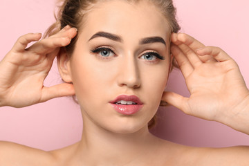 Naklejka premium Young woman with beautiful eyebrows on color background, closeup