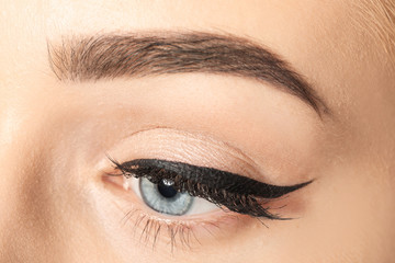 Obraz premium Oko młoda kobieta z piękną brwią po korekty, zbliżenie