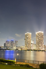 Fototapeta premium Harumi Tower Mansion nocą widziany z parku Toyosu Gururi