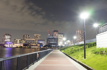 夜の豊洲ぐるり公園と商業施設