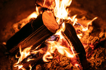 Nahaufnahme Feuer, Flammen und Glut durch brennendes Holz