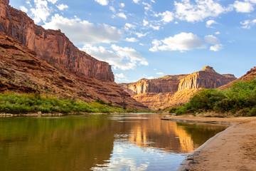 Fototapeta na wymiar Colorado river flowing through beautiful mesas in Moab, Utah