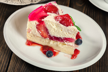 Cheesecake with strawberries, blueberry and jelly