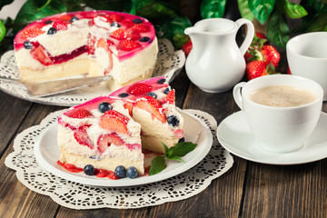 Cheesecake with strawberries, blueberry and jelly