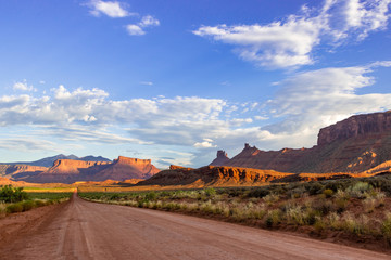Fototapeta na wymiar Dirt road through Utah desert