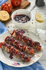 Chicken skewers with pepper and cranberry syrup