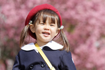 幼稚園の制服を着た幼児と桜 (3歳児)