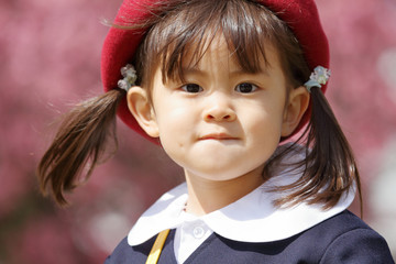 幼稚園の制服を着た幼児と桜 (3歳児)