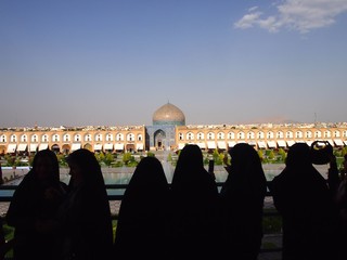 Obraz premium イラン女性とシェイフ・ロトフォッラー・モスク